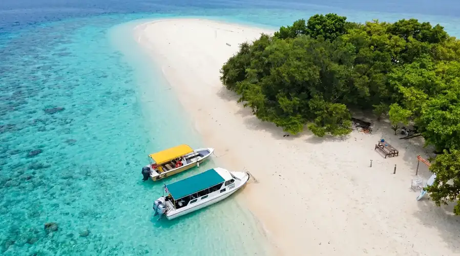 Speedboat excursion visiting the islands in Tun Sakaran Noura Resort
